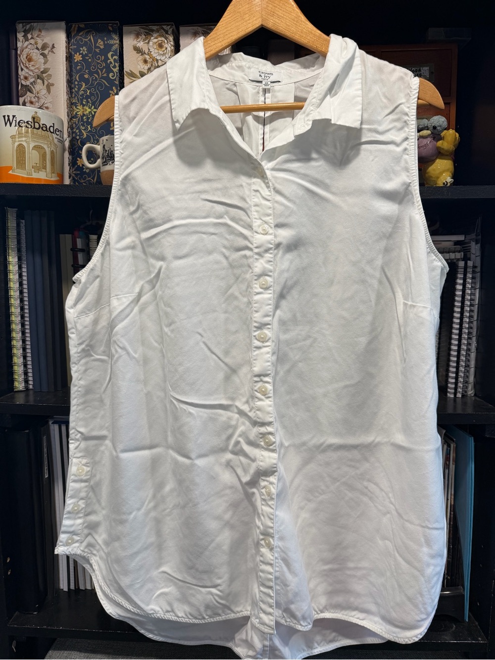 crown & ivy White Sleeveless Button-Down Collared Top